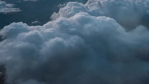 Luftbild der dunklen Sturmwolken, Beginn des Hurrikans