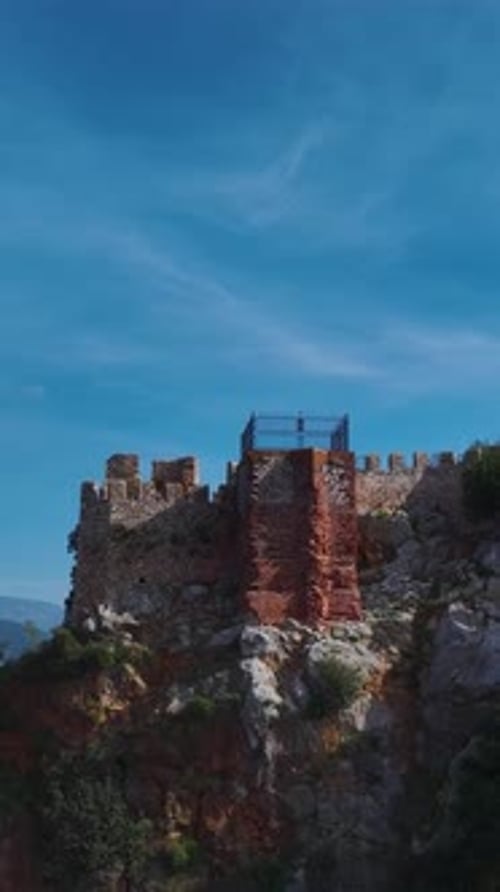 Vertikales Video einer felsigen Klippe am Meer, aufgenommen von oben mit atemberaubendem Blick auf das endlose Blau
