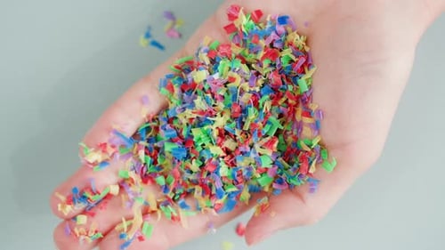 Contaminación por microplásticos Partículas de plástico en la mano Primer plano Basura y basura Problemas ecológicos