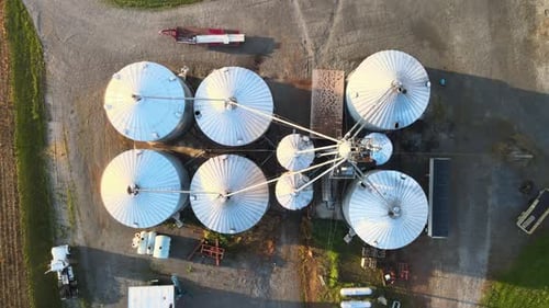 Aufsteigende Drohnenaufnahme von Getreidesilos von oben