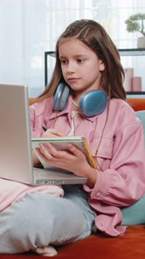 Online-Unterricht am Laptop eines Kindes, Mädchen zu Hause, virtueller Unterricht, Fernunterricht