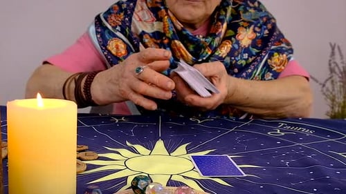 Une voyante lit des cartes de tarot