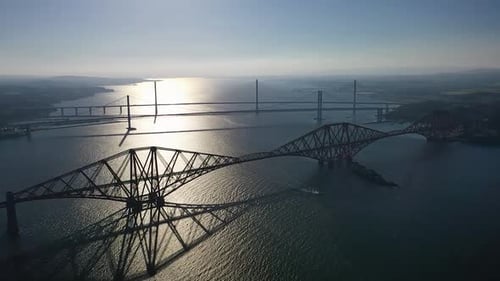 La silueta de Forth Bridges al anochecer en South Queensferry, Edimburgo, Escocia, Reino Unido. Aeri