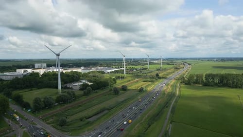 Autobahn und Windturbinen von oben