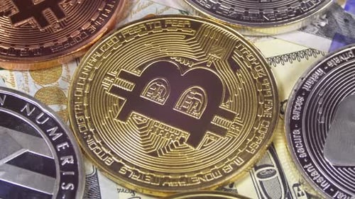 Bitcoin avec différentes cryptomonnaies : Litecoin, Ethereum, Dash, pièces et billets de dollars sont en rotation