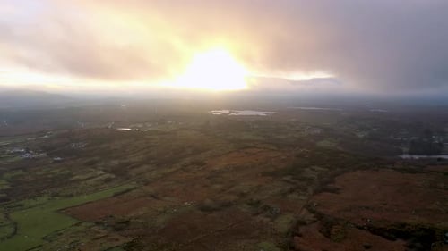 Luftbild des fantastischen Sonnenaufgangs bei Cloney von Portnoo im County Donegal, Irland