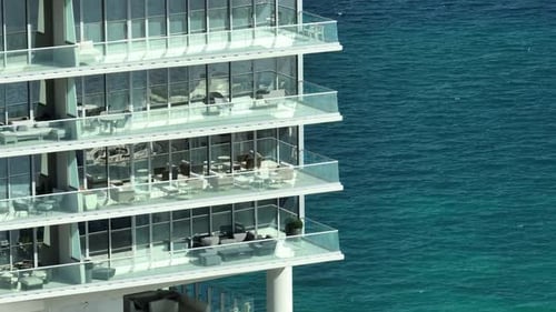 Vista aérea de un rascacielos residencial de gran altura en Sunny Isles Beach City en Florida, EE. UU. | Viviendas