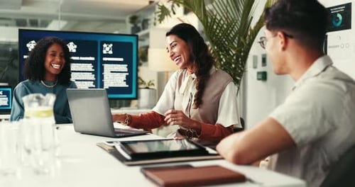 Pessoas, laptop ou aplausos no escritório por negócios, sucesso de campanha ou apoio