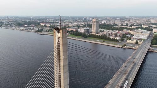 Luftaufnahme des Flusses Daugava und der Vansu-Brücke in Riga am frühen Morgen bei Sonnenaufgang auf klarem Himmel