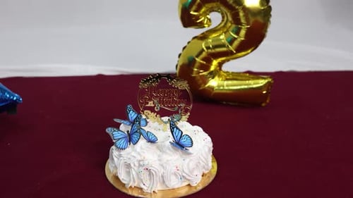 Wunderschöner weißer Kuchen auf der zweiten Geburtstagsfeier drinnen