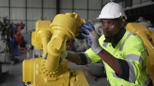 Ingenieur arbeitet in der Roboterarmfabrik.