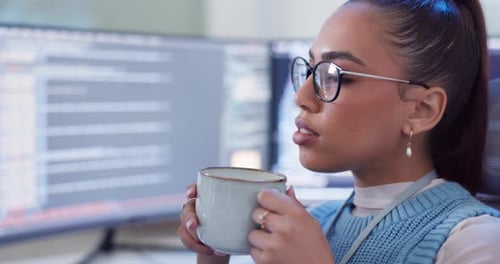 Programmierer, Kaffee und Überstunden mit Software, Coding und Web 3.0-Projekt im Büro