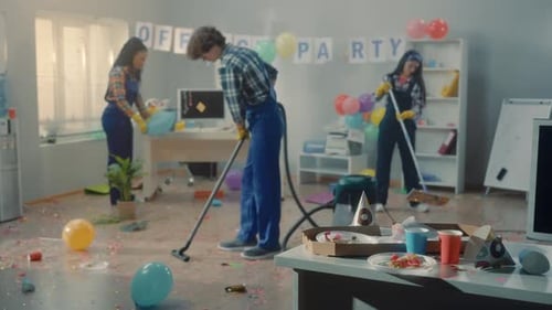 Um grupo multinacional de faxineiros limpa o escritório depois de uma festa Corporativo Um afro-americano