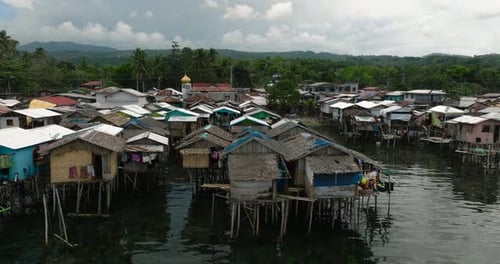 Casas sobre pilotes sobre el mar en Zamboanga, Filipinas