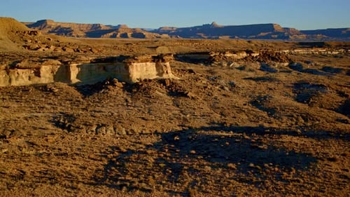 Eine Drohne fliegt langsam über die lebendigen Hügel und jenseitigen Felsformationen in der Nähe des Bor Utah-Arizona