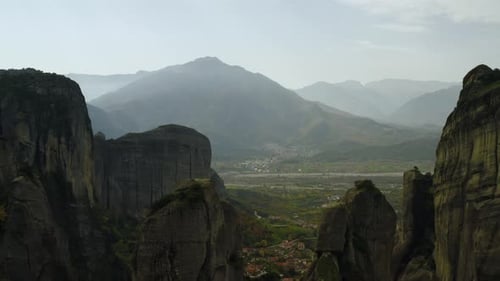 Vue aérienne au milieu de piliers de grès aux Météores, en Grèce - vue inversée, inclinée, prise par drone