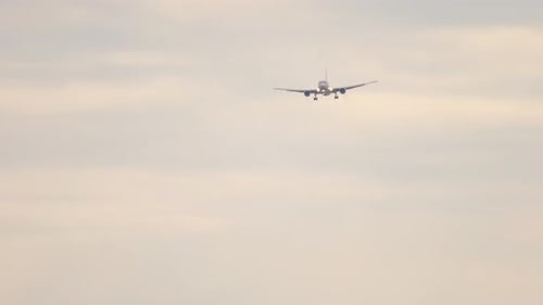 Flugzeuglandung bei Sonnenuntergang