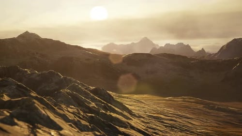 Rocky Mountain Peaks bei goldenem Sonnenuntergangshimmel