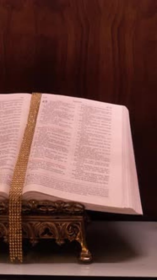 Vertikales Video der Bibel in der Kirche