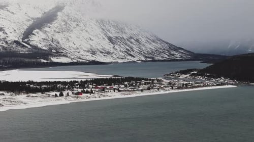 Hiver au-dessus de la ville de Carcross sur le lac Bennett et le mont Nares à Carcross, Territoire du Yukon, Canada.
A.