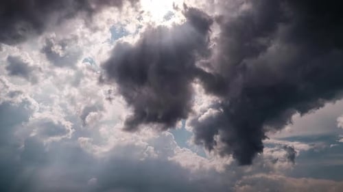 Regenwolken bewegen sich am Himmel Zeitraffer