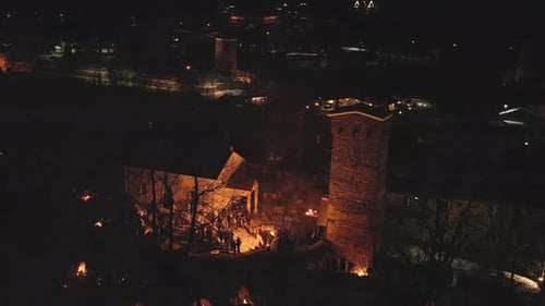 Feux de joie lors de la fête traditionnelle de la lamproba svanétienne