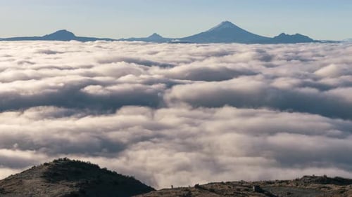 panorama des montagnes de Crimée dans un épais brouillard.