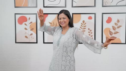 Madre india bailando