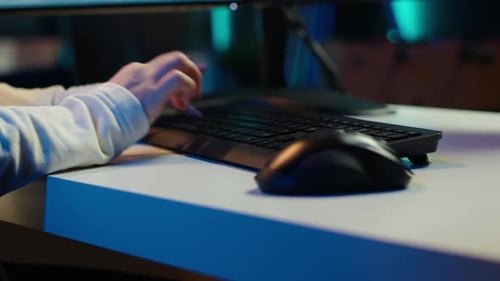 Technicien chargé de l'assurance qualité logicielle en lisant le Code source sur PC