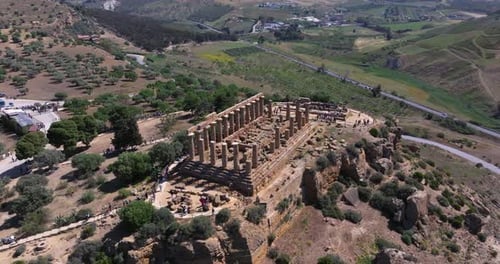 El Valle de los Templos — Foto Cinemática de un Zumbido en Órbita