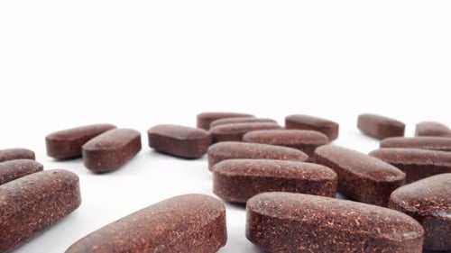 Selektiver Fokus auf braune Kräutertabletten