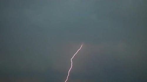 Blitze am Nachthimmel zwischen Gewitterwolken.