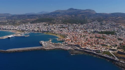 Luftaufnahme der Stadt Rethymno auf Kreta mit Hafen und Küste