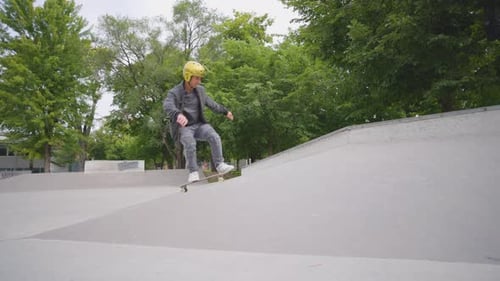 Skateboard tricks slow motion skatepark