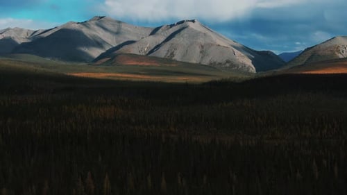 Cordilheira Ogilvie, perto da rodovia Dempster, em Yukon, Canadá. Foto aérea ampla
