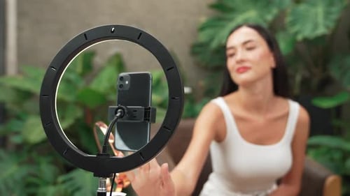Hermosa creadora de contenido que crea un tutorial de belleza natural y cosmética. Blithe