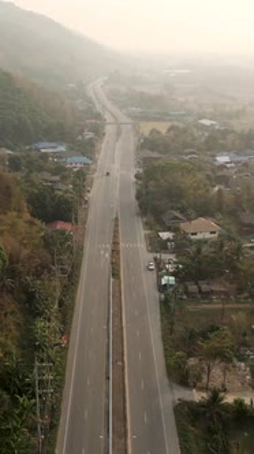Vue du ciel d'une route au milieu d'une zone boisée