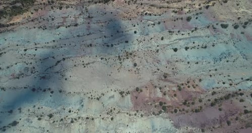 Filmmusik Drohnen-Luftaufnahme einer abstrakten Natur, eines Wassersees und einer natürlichen Textur