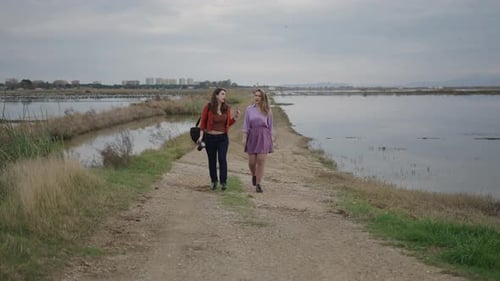 Dois amigos comentam sobre algo enquanto se aproximam