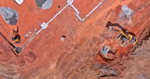 Se está preparando una zanja para verter hormigón en los cimientos de una gran obra de construcción