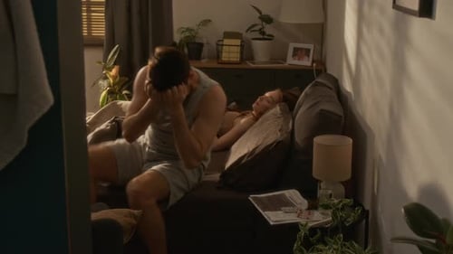 Un homme aux terreurs nocturnes se lève la nuit avec sa femme pour le réconforter