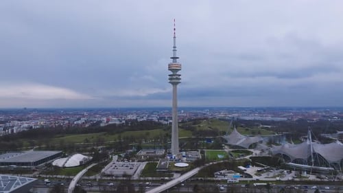 Vista aérea del Olympiaturm y el Parque Olímpico de Múnich, Alemania