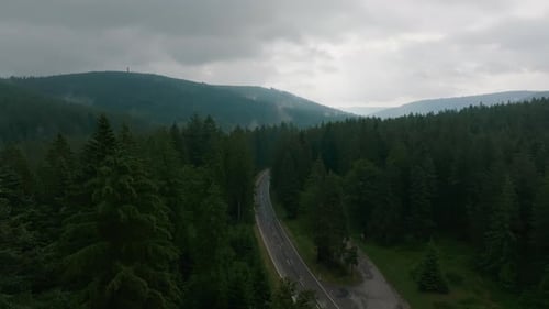 Images aériennes de la faible circulation sur Forest Road