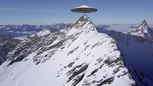 Platillo volador OVNI sobre el pico de los Alpes, vista aérea