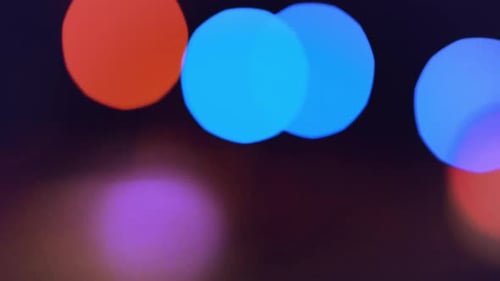 Les lumières bokeh colorées brillent de mille feux