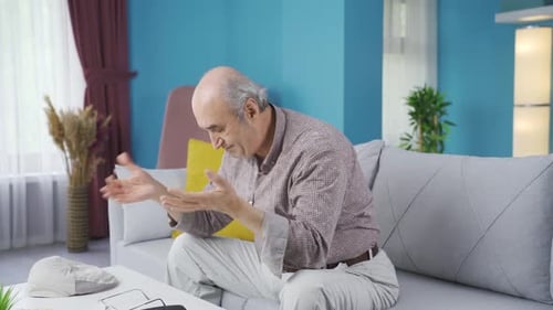 The old man who is suffocating at home from the air temperature.