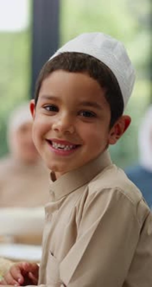 Enfant, visage ou famille musulmane à table à la maison avec le déjeuner, le dîner ou la célébration du Ramadan