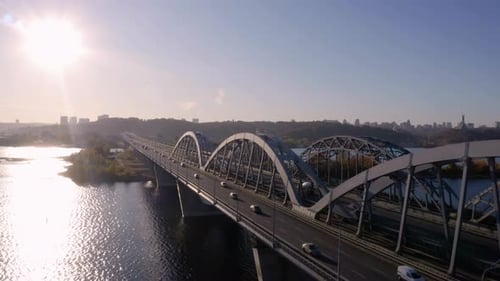 Luftbild der Brücke über den Fluss mit mäßigem Autoverkehr