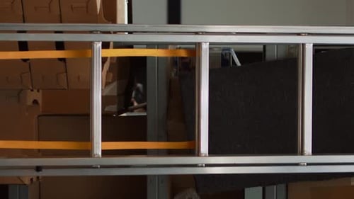 Espace de bureau vide vidéo vertical dans un entrepôt avec des boîtes en carton