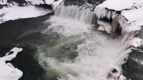 Epischer Drohnenflug über extremen Wasserfall stürzt an einem verschneiten Tag in Island ab